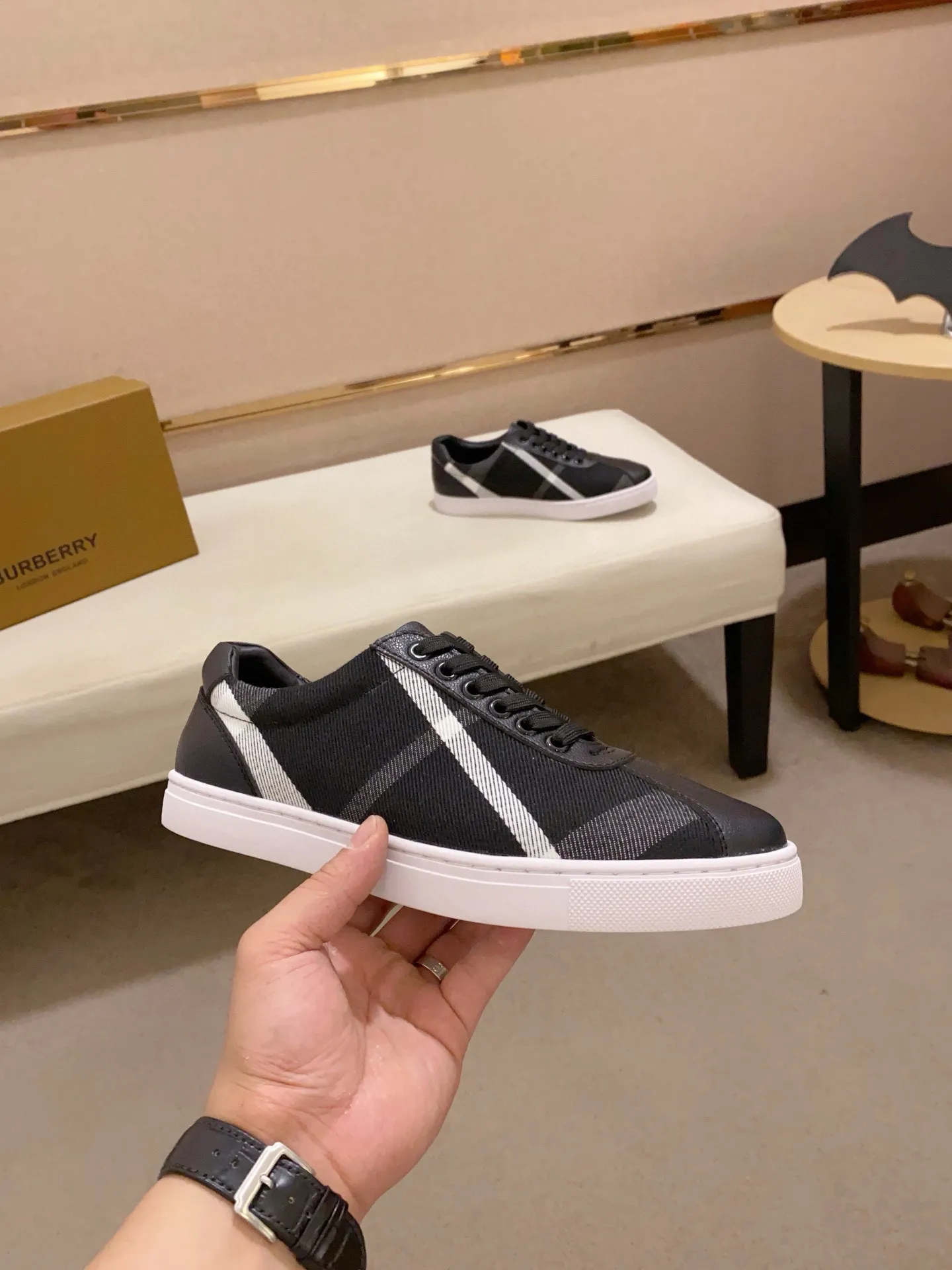Men's shoes 💰: 400💰🥳◾️▫️The new Burberry men's classic low-top sneakers are reinterpreted with Vintage retro plaid cotton material and calfskin, decorated with a new brand logo. First-layer sheepskin lining, embossed Burberry logo on the heel, and original TPU outsole! Code number: 38-44. Can be customized45
